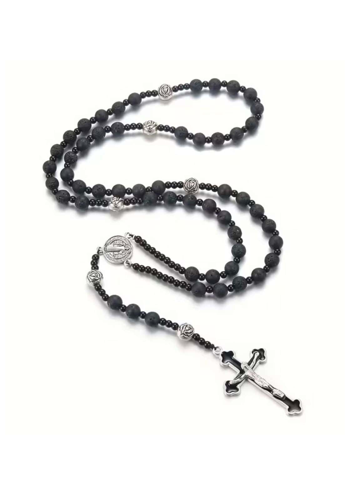 Düstere rosenkranz aus schwarzem lava stein mit silberakzenten und kreuz für natürliche kraft und stil
