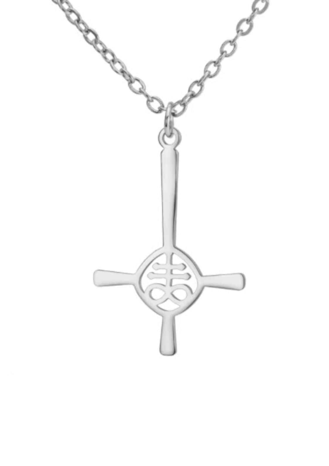 Silberne halskette mit kleinem leviathan cross anhänger in umgekehrter kreuzform aus metall
