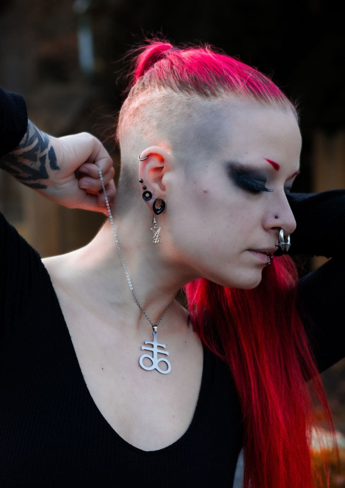 Silbernes umgedrehtes Pentagramm-Halskette Leviathan von Gaia Lizensierte Kleidung