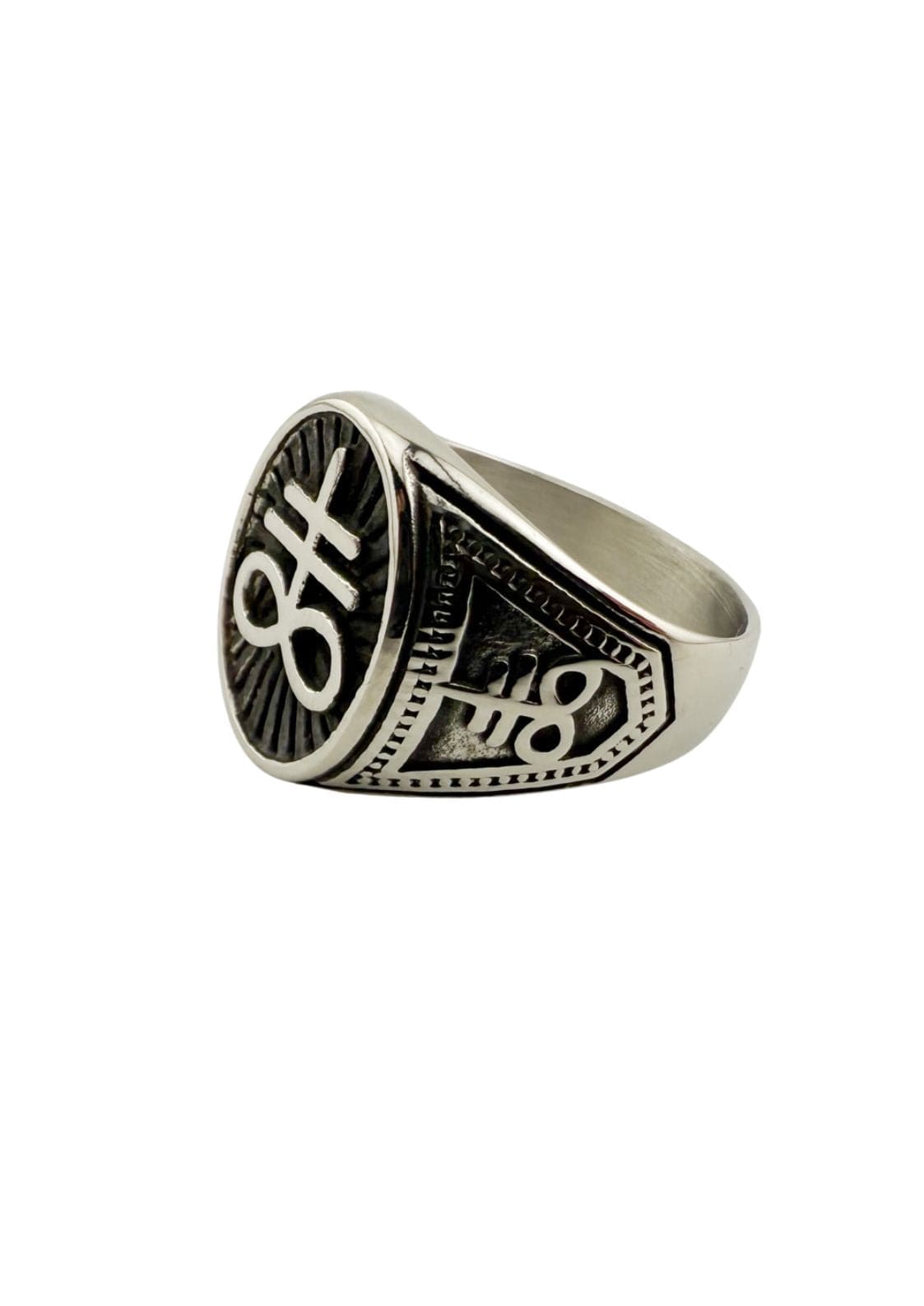 Silberner Siegelring mit aufwendigem Design und Symbol „8h“.