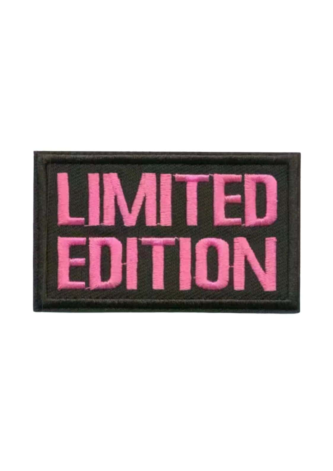 Limited edition pink patch mit erhabener pinker schrift auf schwarzem hintergrund