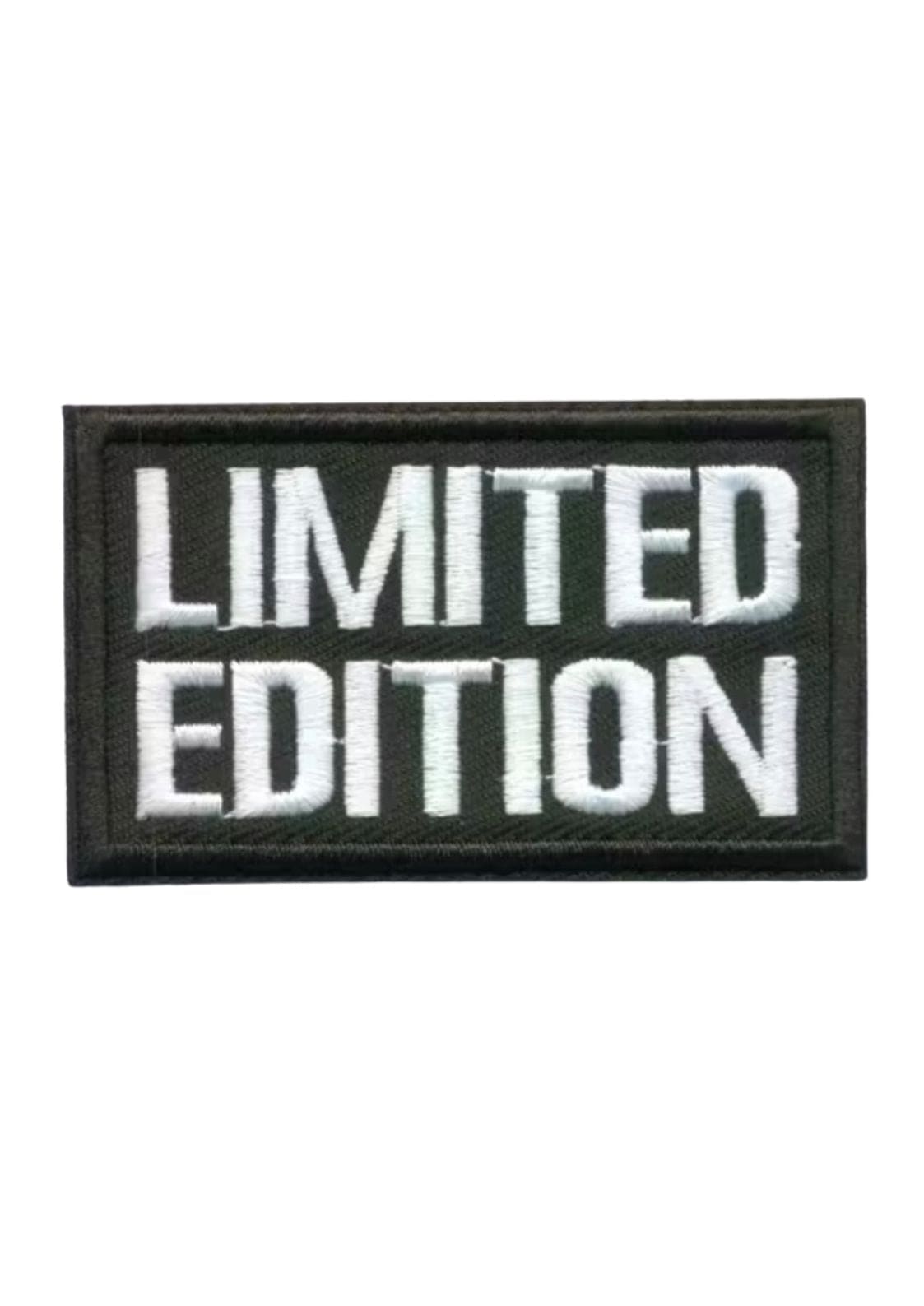Schwarzer rechteckiger Aufnäher mit weißem Text „Limited Edition“ und erhöhten Rändern.