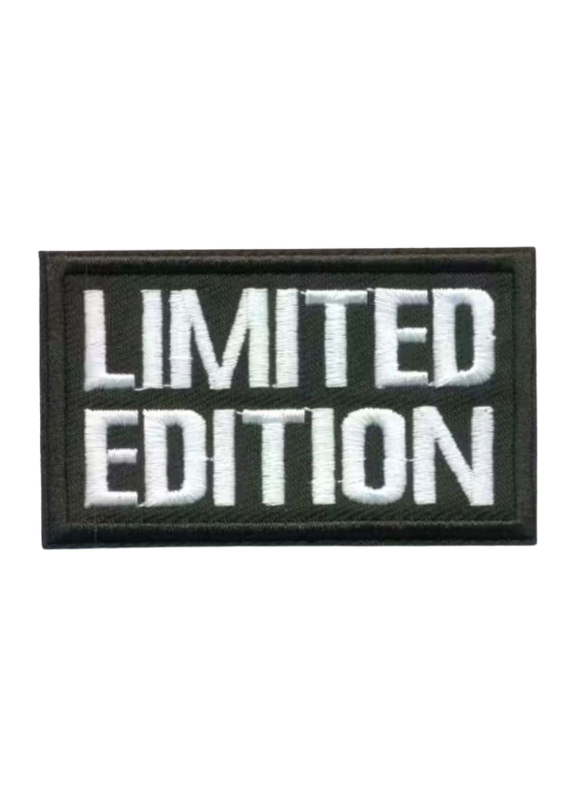 Schwarzer rechteckiger patch mit weißem limited edition text und erhabenen kanten für edition white sammlung