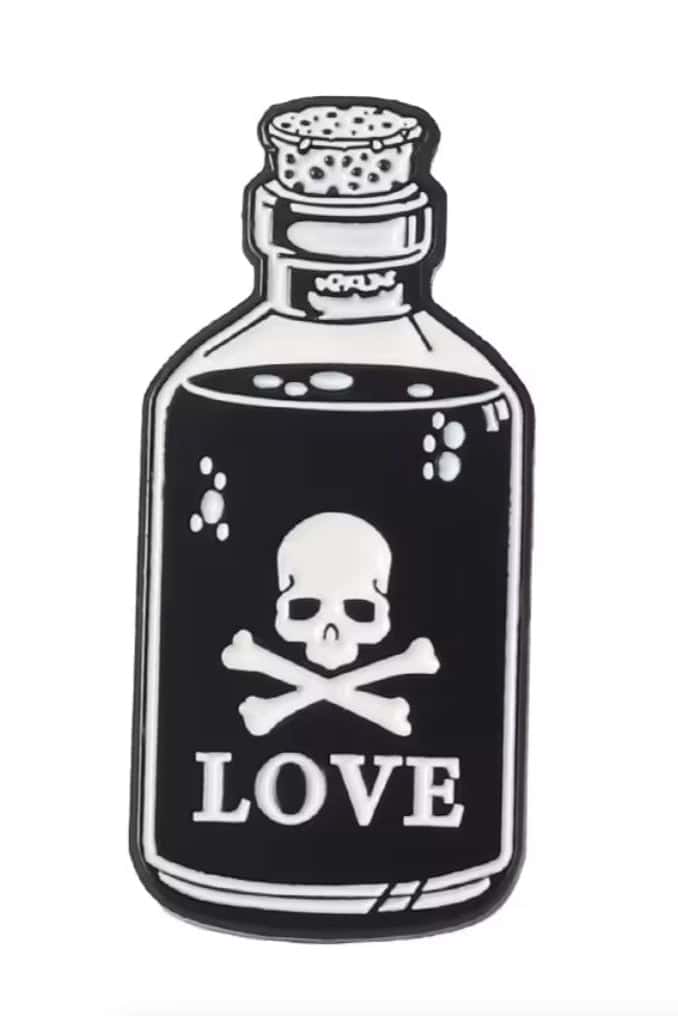 Schwarzer enamel pin in gothischem stil geformt wie eine giftflasche mit weißem love schriftzug und totenkopf