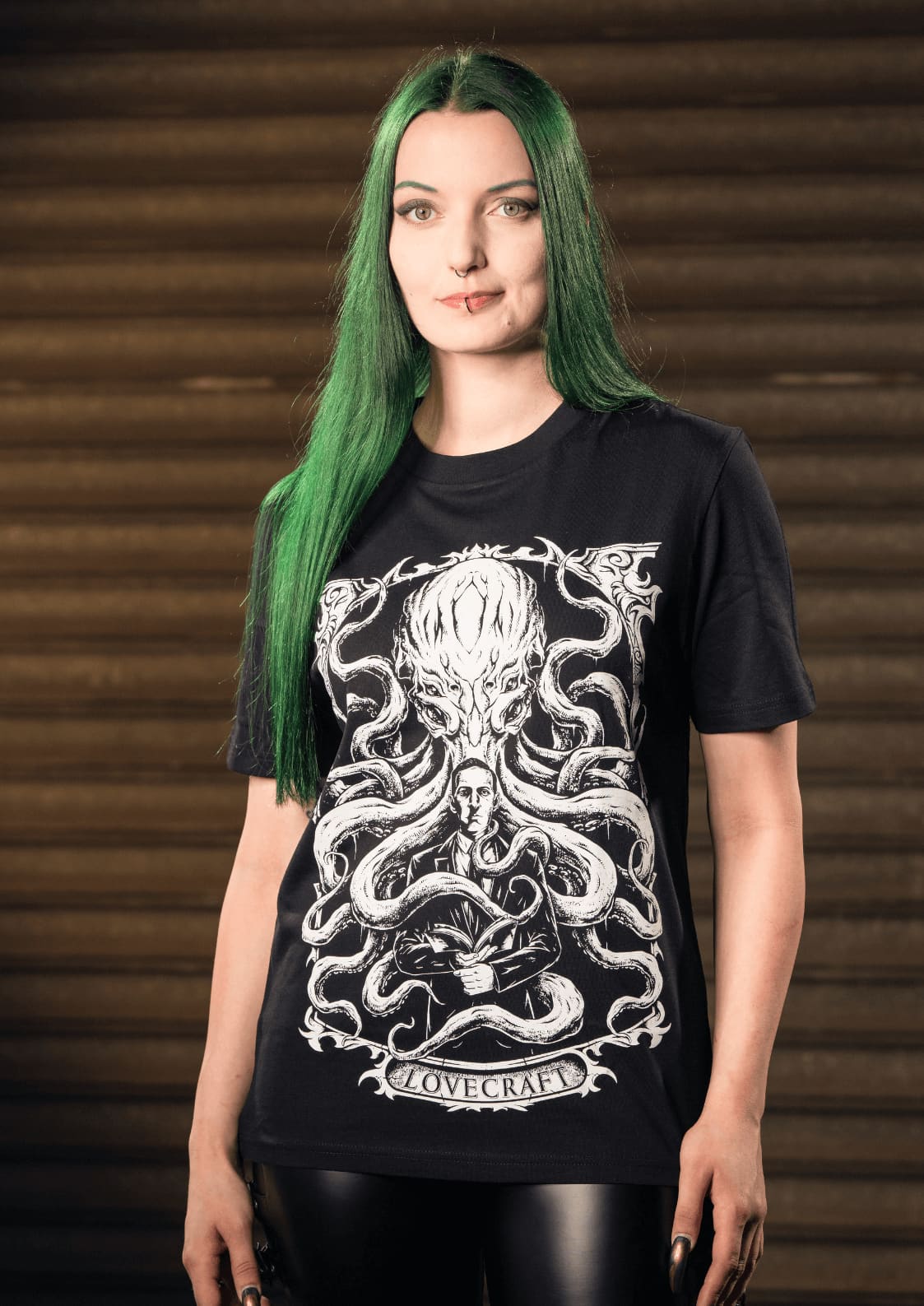 Schwarzes T-Shirt mit weißem Cthulhu-Design und ’Lovecraft’-Text.