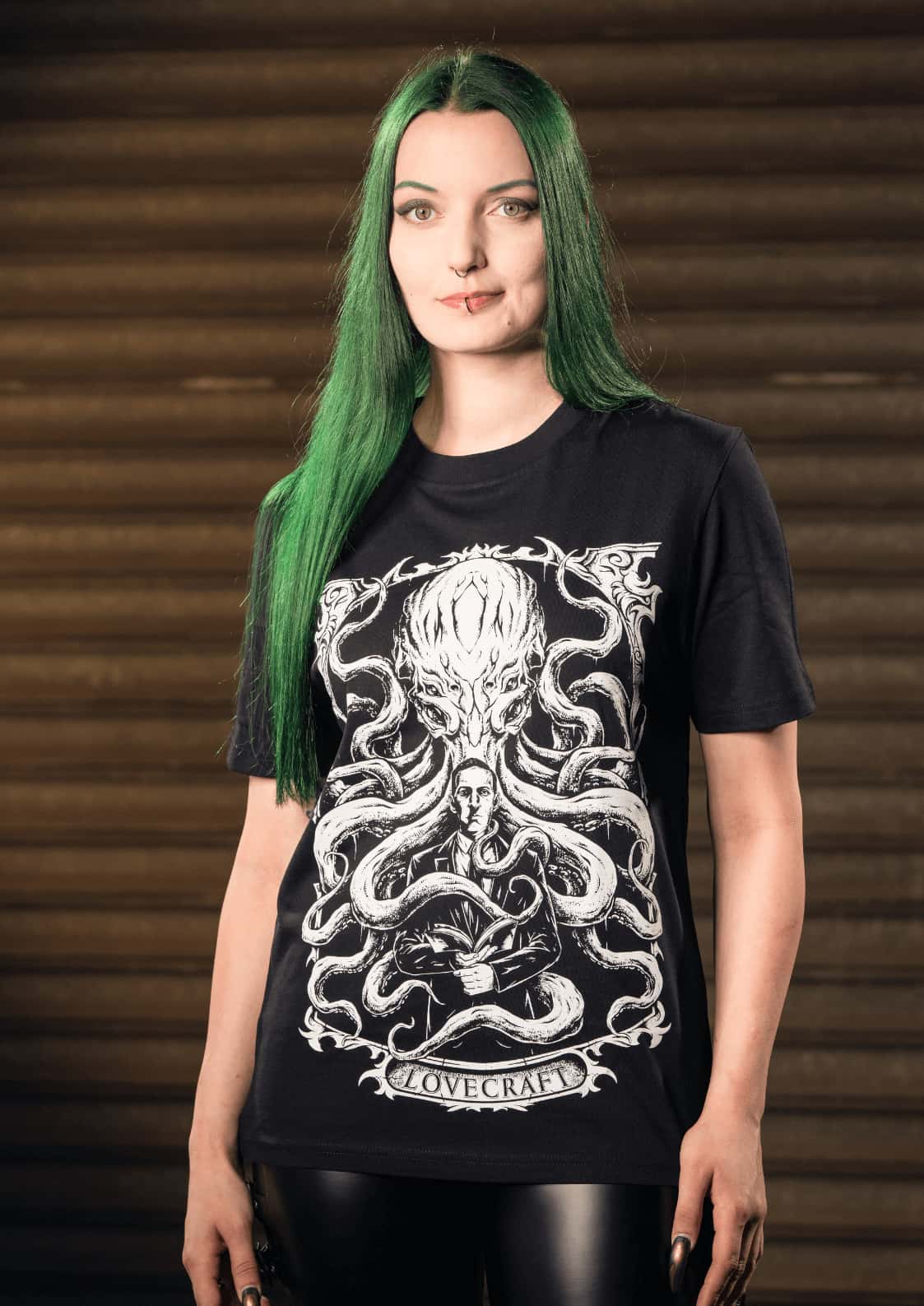 Schwarzes gothic horror t-shirt mit weißem cthulhu design und lovecraft schriftzug aus baumwolle