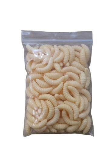 Ein klarer plastikbeutel mit 100 stück blassgelben wurmförmigen halloween-deko bonbons für gothic horror