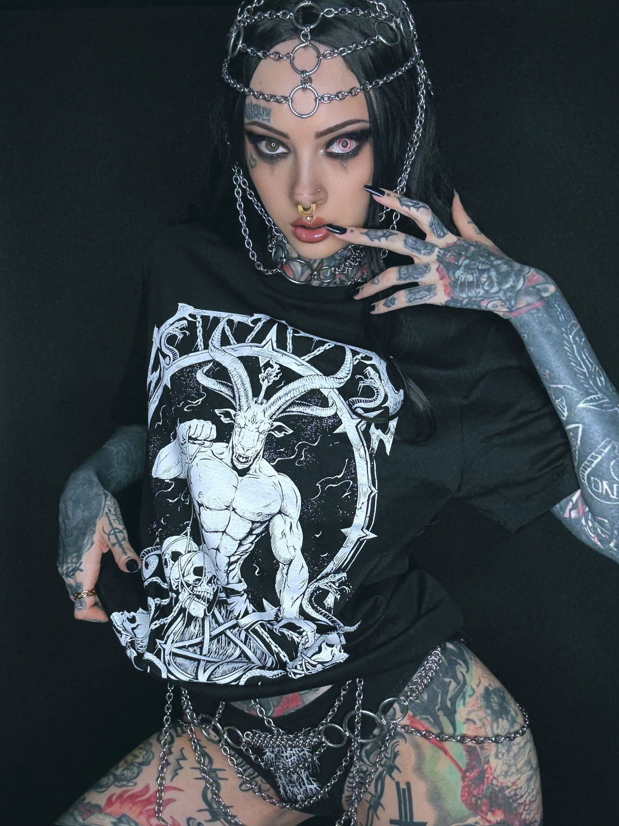 Schwarzes T-Shirt im Gothic-Stil.