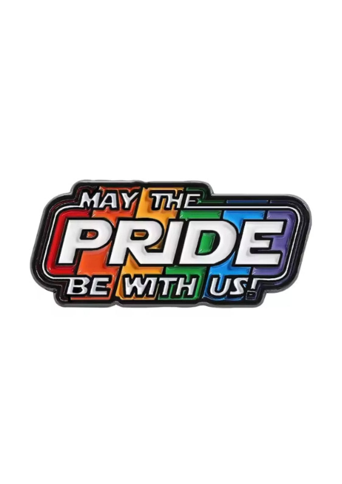 Regenbogenfarbenes Stolzabzeichen mit schwarzer Umrandung und dem Text ’May the pride be with us’ in Weiß.