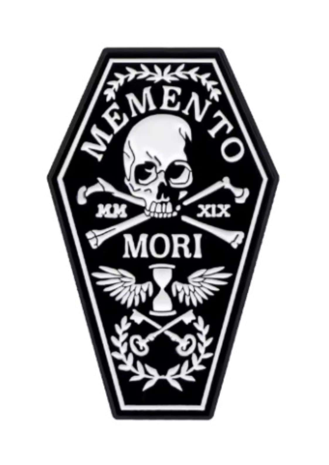 Coffinförmiger memento mori pin mit schädel und gekreuzten knochen in schwarzem gothic horror design