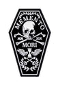 Sargförmiger Aufnäher mit Totenkopf und gekreuzten Knochen.