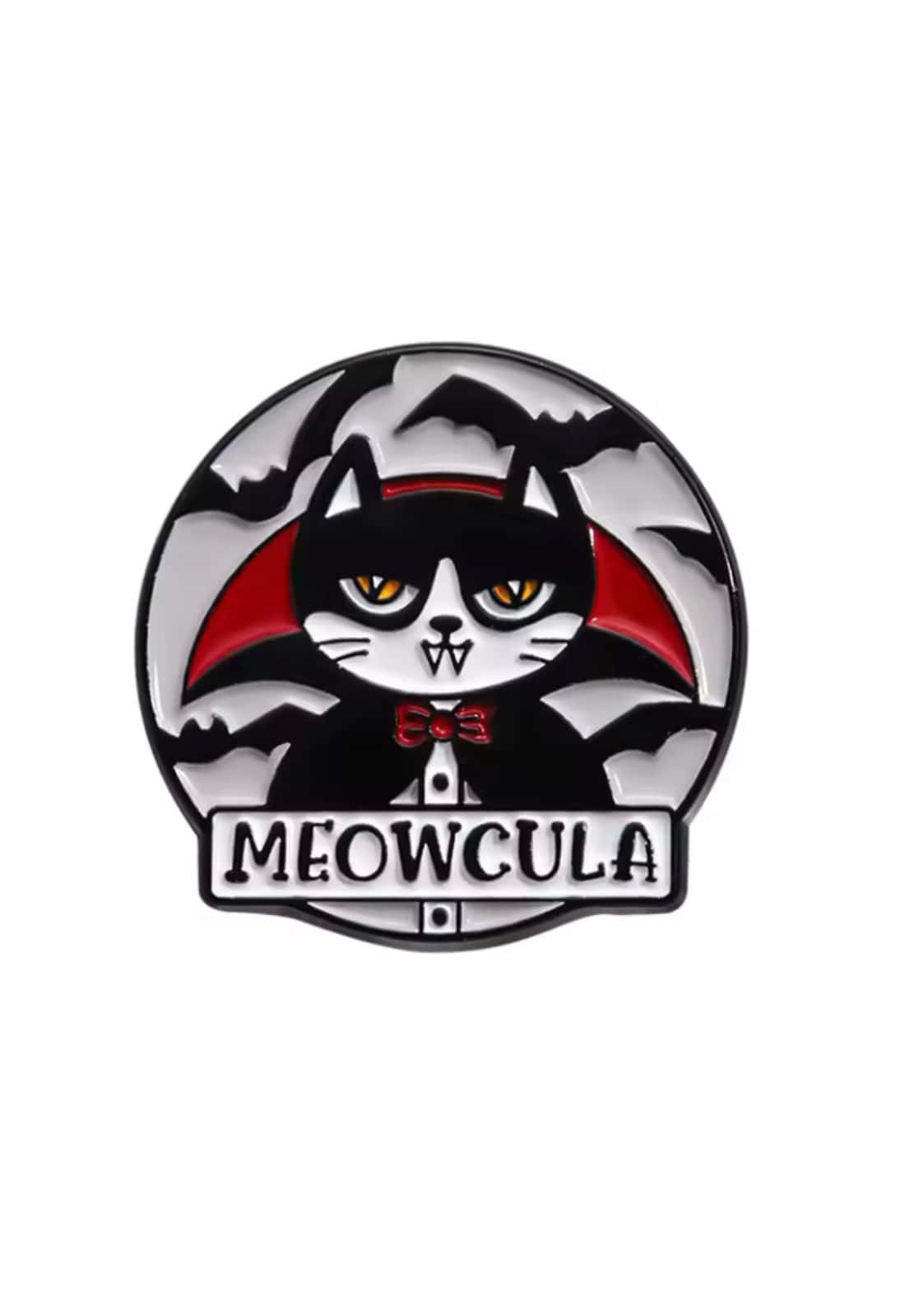Meowcula gothic pin mit schwarzer katze als vampir mit rotem umhang und fliege auf silbernem grund