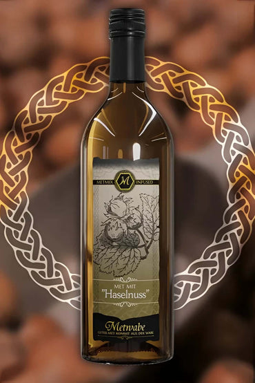 Eine klare glasflasche met mit hazelnuss weißwein mit schwarzem verschluss und gotischem horror etikett met 075l 12 vol