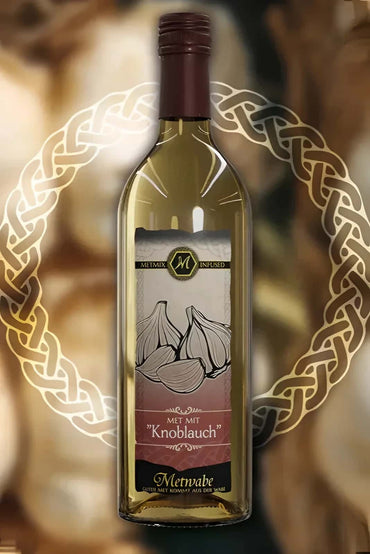 Eine klare glasflasche mit weißwein und maronenfarbenem kapsel, etikett mit knoblauchillustrationen, met mit knoblauch von merwabe ideal zum thema kochen und unterschiedlichsten rezepte normal getrunken