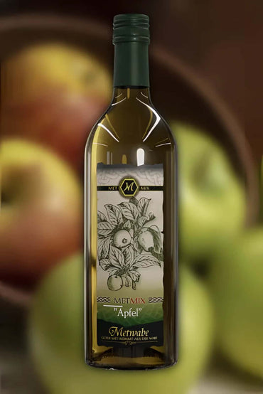 Eine klare glasflasche metmix apfel apfelbrand mit dunklem grünem schraubverschluss und botanischem etikettt als leckere apfelig fruchtige alternative