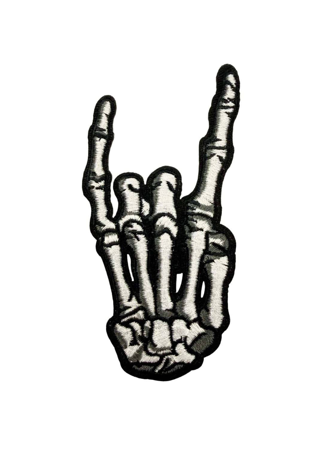 Ein schwarz-weiß patch-motiv metallknochen zeigt eine bestickte skelettische hand in rock-on-geste