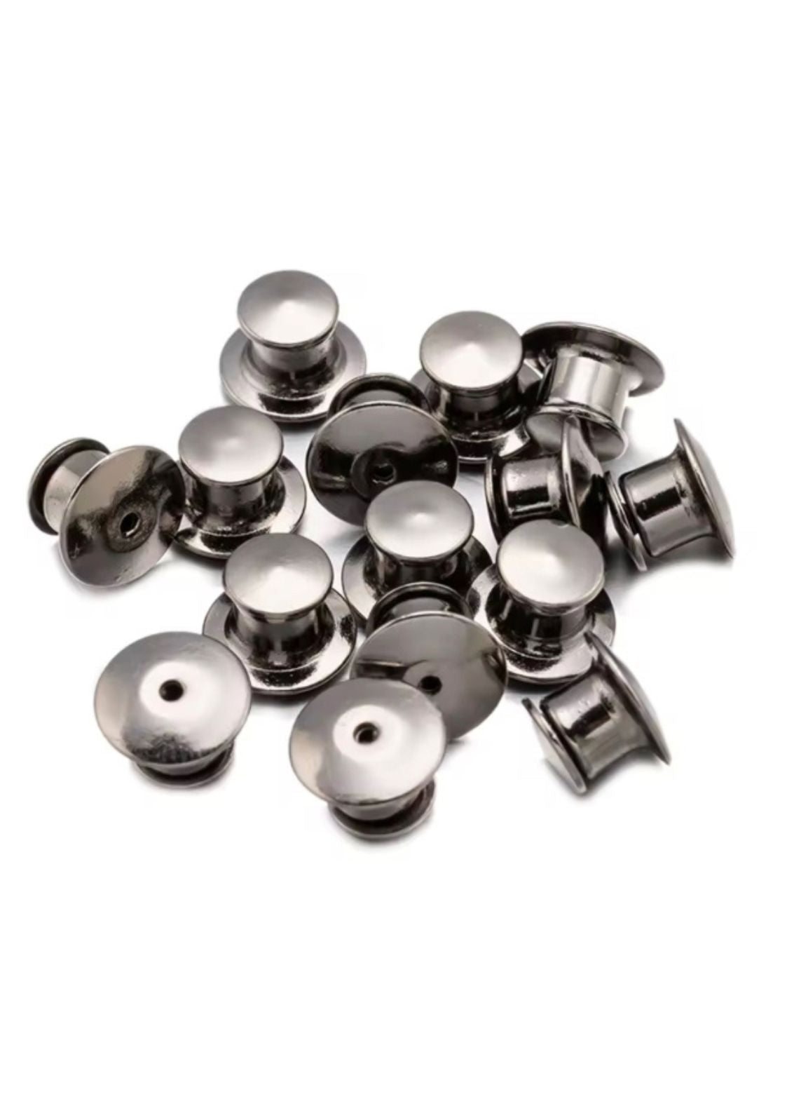 Ein Stapel silberfarbener Metallklammerstifte