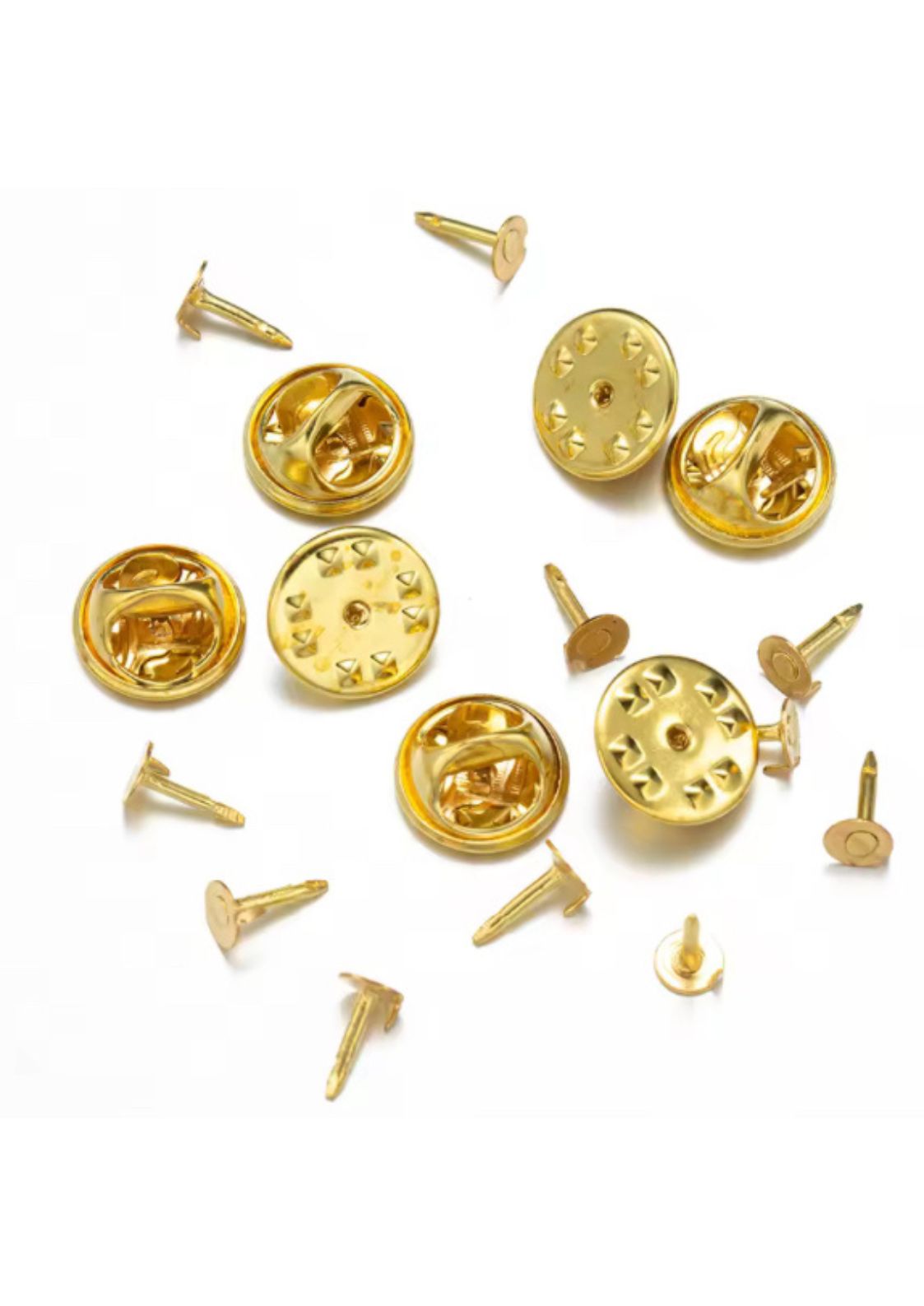Eine Sammlung von goldfarbenen Blanko-Anstecknadeln und Kupplungsverschlüssen.