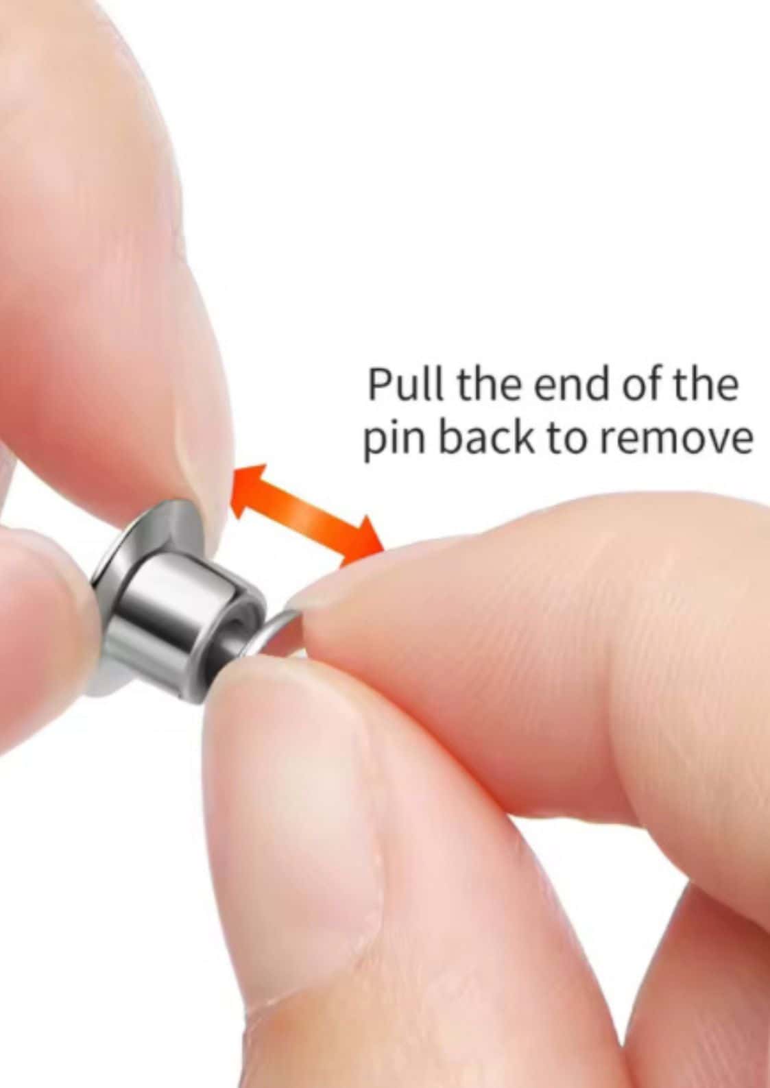 Finger zeigen wie man einen silbernen metall sicherheitsverschluss pin verschlüsse bei gothic horror button entfernt