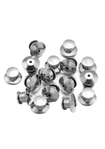 Ein haufen silberner metall pin verschlüsse mit flachem runden kopf und loch in der mitte, rückseite des produkts