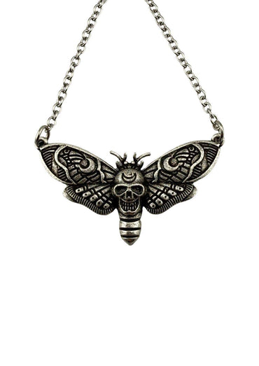 Silberne skull moth halskette mit filigranen flügelmustern und kettenband ideal für gothic und dark fashion