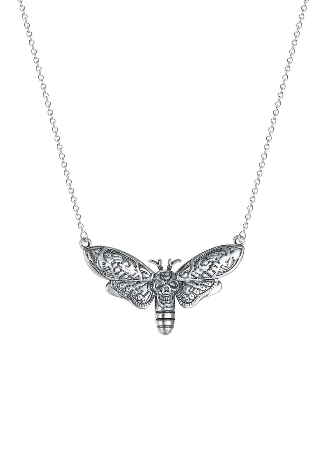 Silberne moth light halskette mit gravierten flügeln und horror-gothic schädeldesign am körper