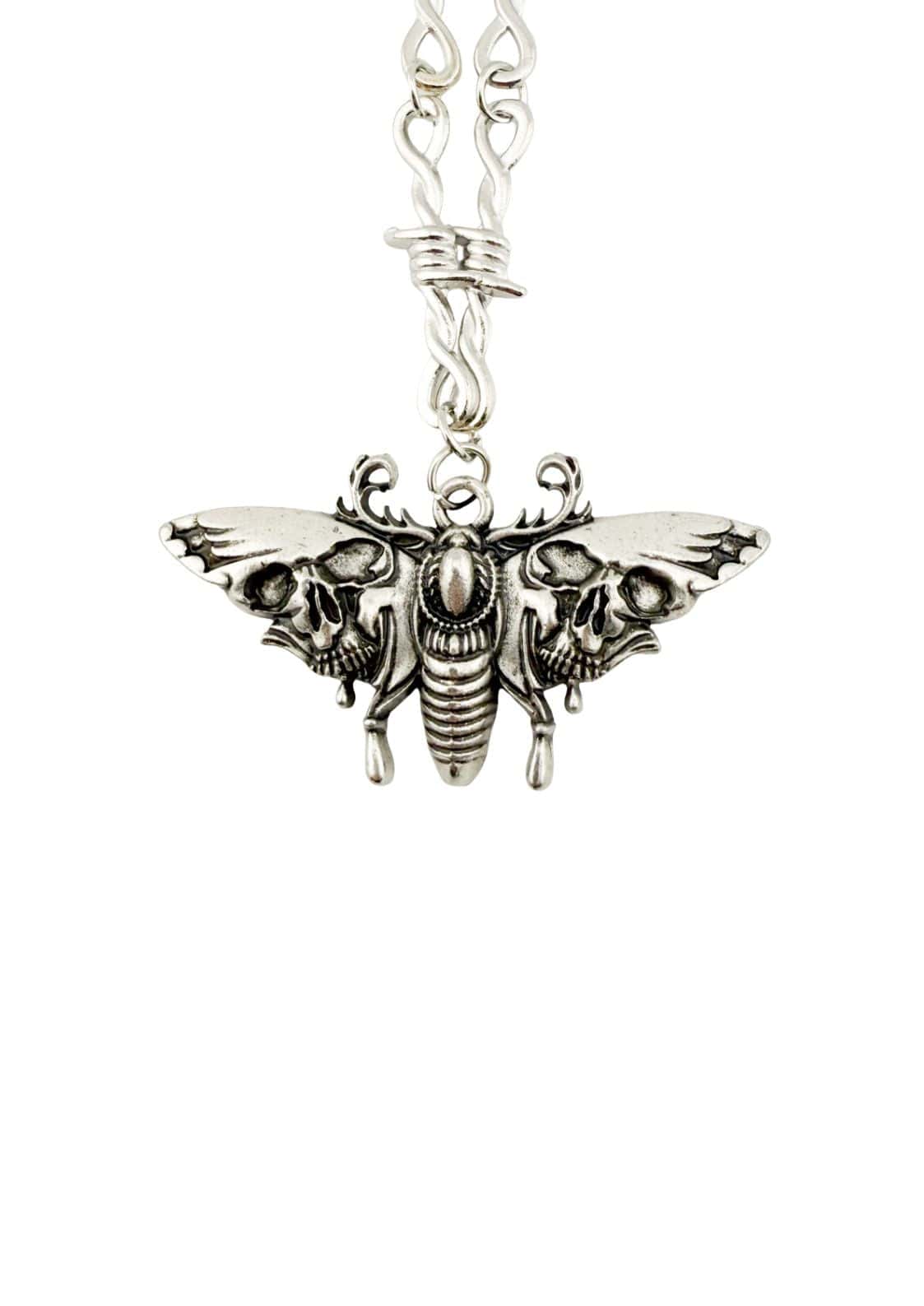 Silberne düstere halskette vereint moth mit schädel und stacheldraht detail aus metall