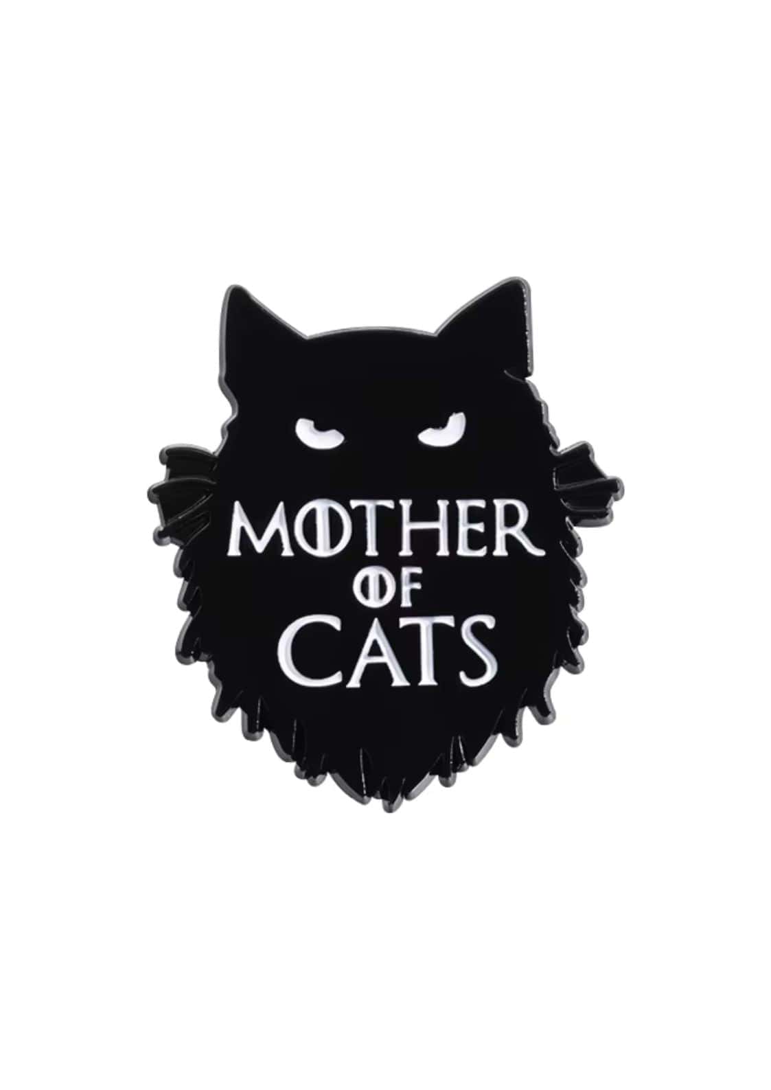 Schwarzer enamel pin in form einer fluffigen katze mit weißen augen und dem text mother of cats in weißer schrift, elegante gothic pin