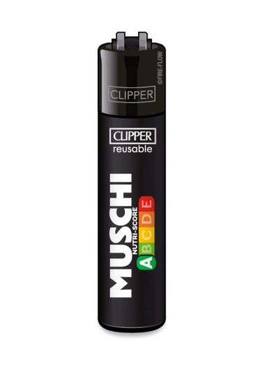 Schwarzes refillbares clipper feuerzeug mit weißem muschi branding und buntem nutri-score a label