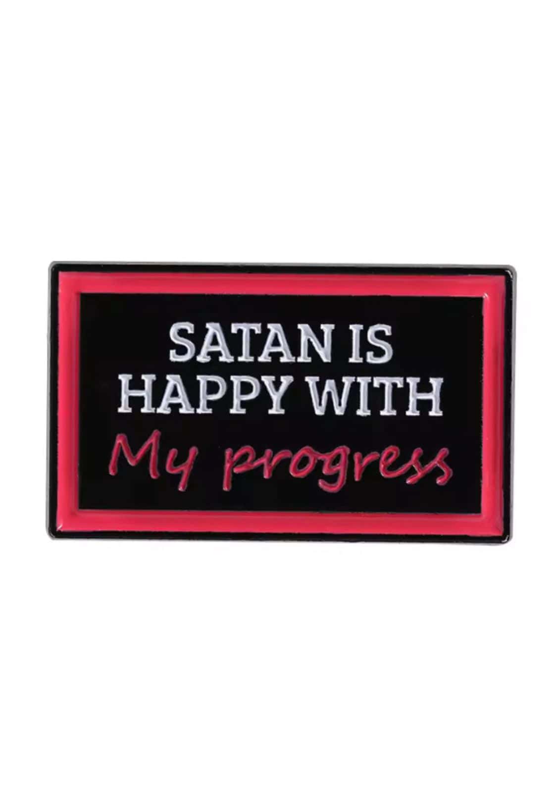Schwarzes rechteckiges kupfer emailliertes zinn pin mit weißem text satan is happy with my progress und rotem rand