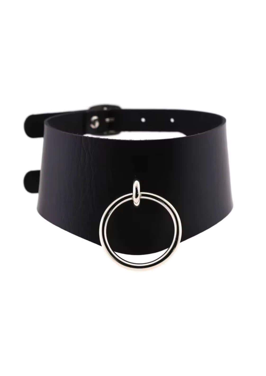 Schwarzer leder choker mit silbernem doppelt ring pendant als auffälliger gothic choker für alternative outfits
