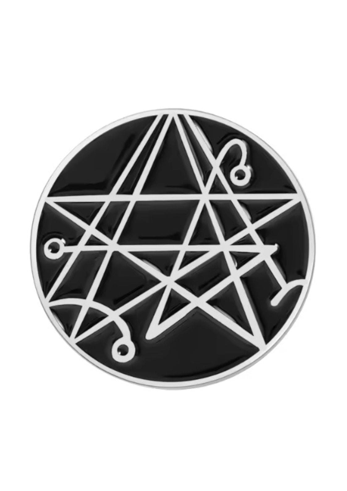 Schwarze und silberne kreisförmige Emaille-Anstecknadel mit einem verschlungenen Stern- und Schleifenmuster.