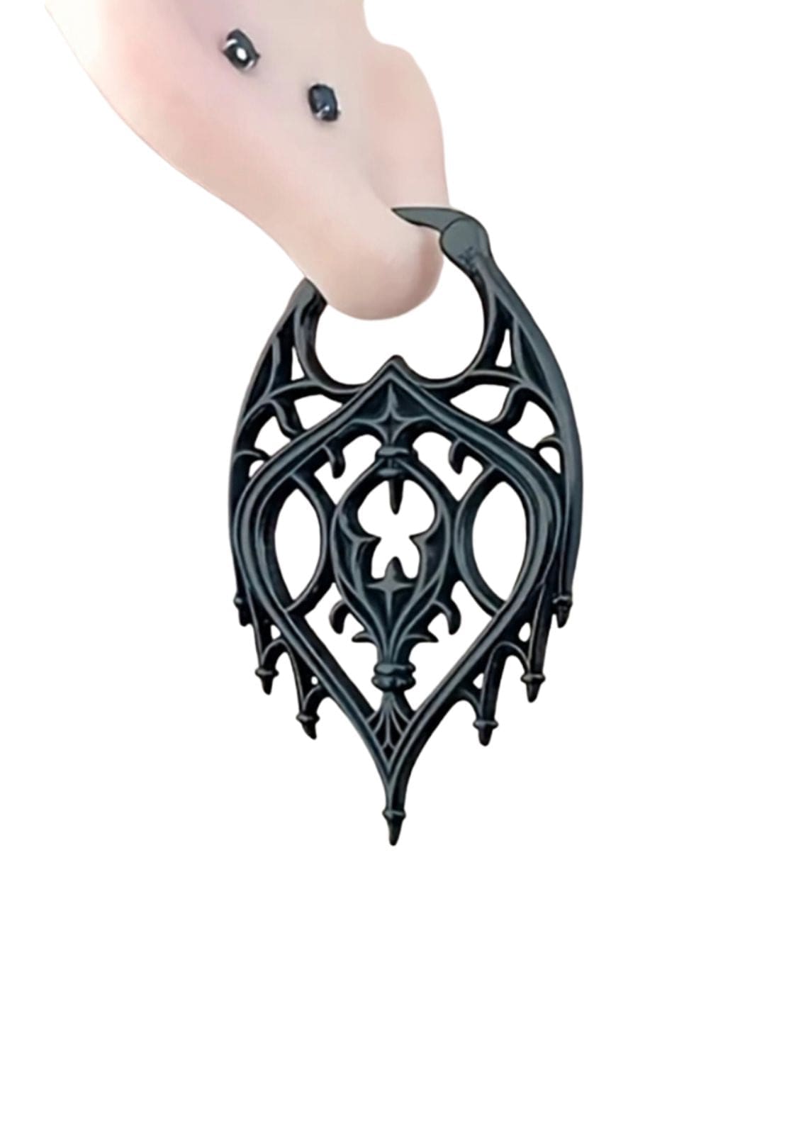 Gotisches Black-Metal-Ohrring mit aufwendigem spitzenbesetztem Design und spitzen Enden.
