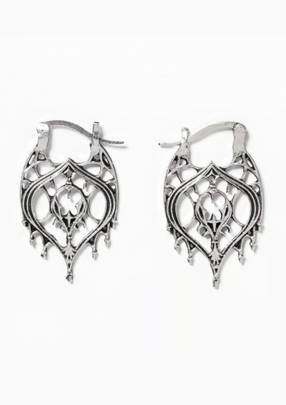 Silberne, aufwendig verzierte Reifohrringe mit floralen und geometrischen Mustern.