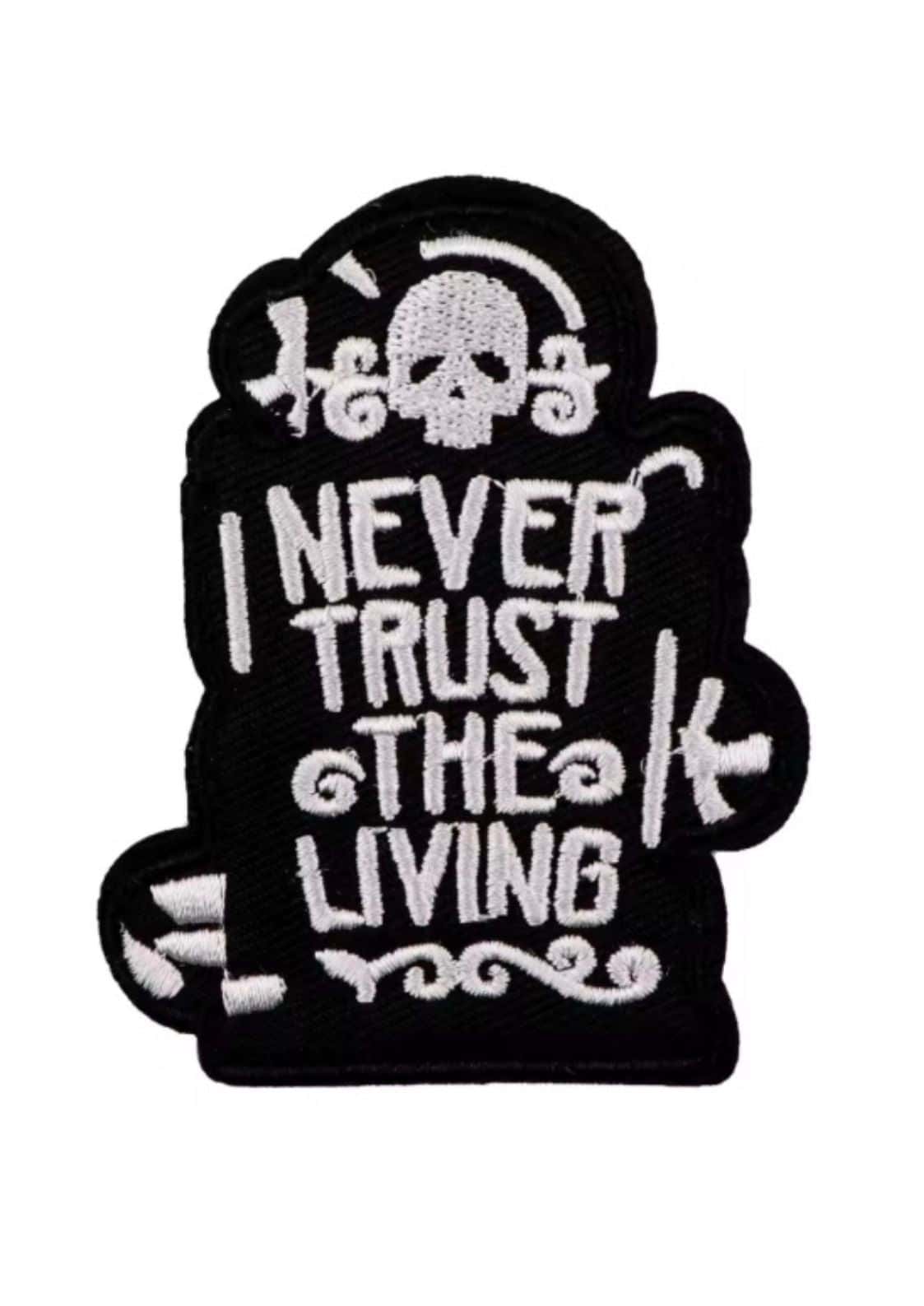 Schwarz besticktes patch mit schädel und der phrase niemals vertrauen den lebenden auf stoff