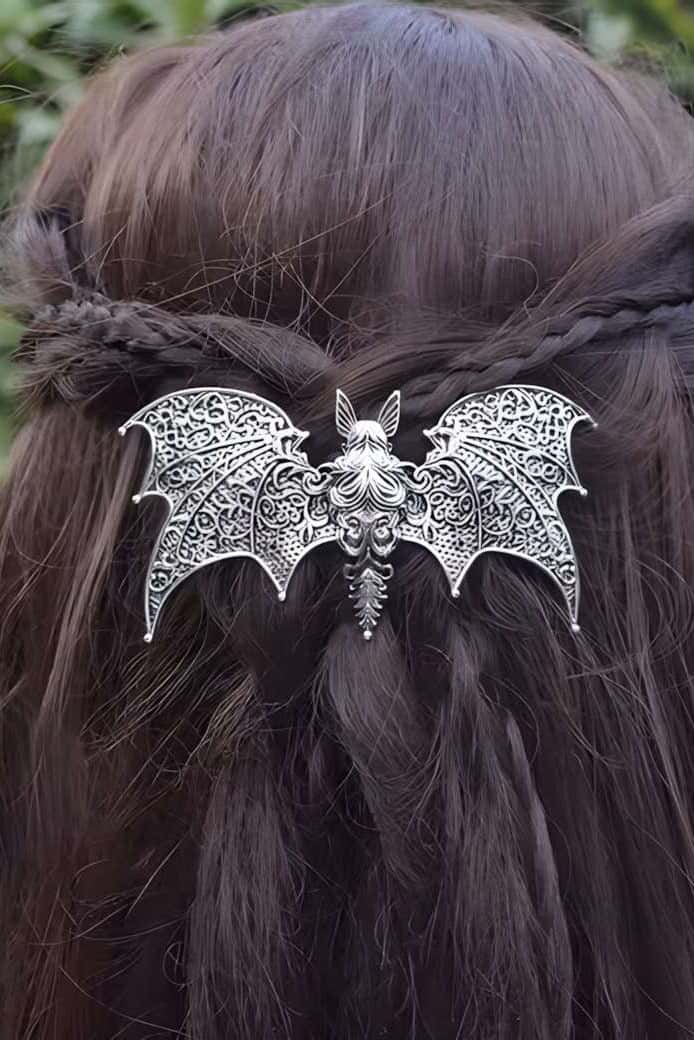 Night stalker silberne filigrane haarspange mit gotischer spitzenarbeit und detaillierten flügeln für horror looks