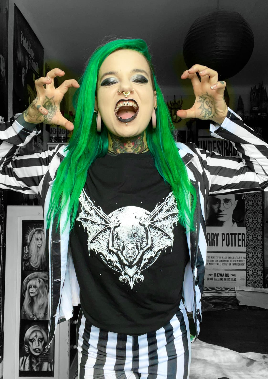 Schwarzes Gothic-T-Shirt mit weißem Fledermausflügel-Schädel, NIGHT STALKER