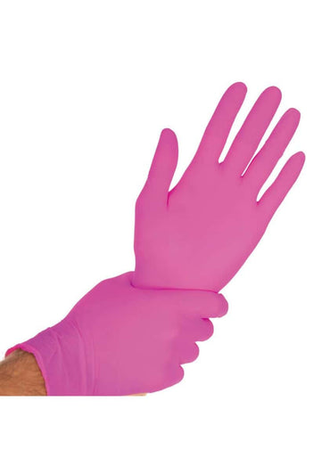 Eine hand trägt nitril handschuhe pink mit glatter textur, ideal für haarfarbe passt und anleitungen nutzen