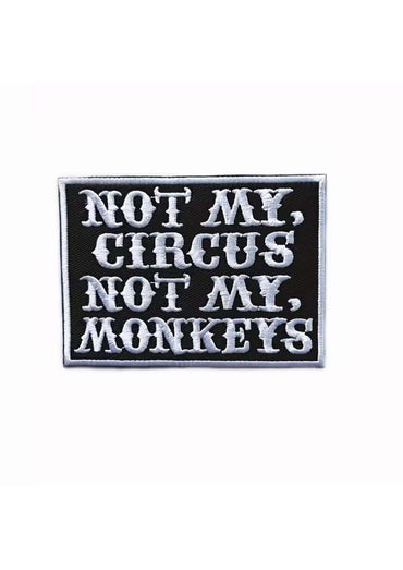 Schwarzer bestickter patch mit weißem text not my circus not my monkeys in fetter schrift für gothic kleidung