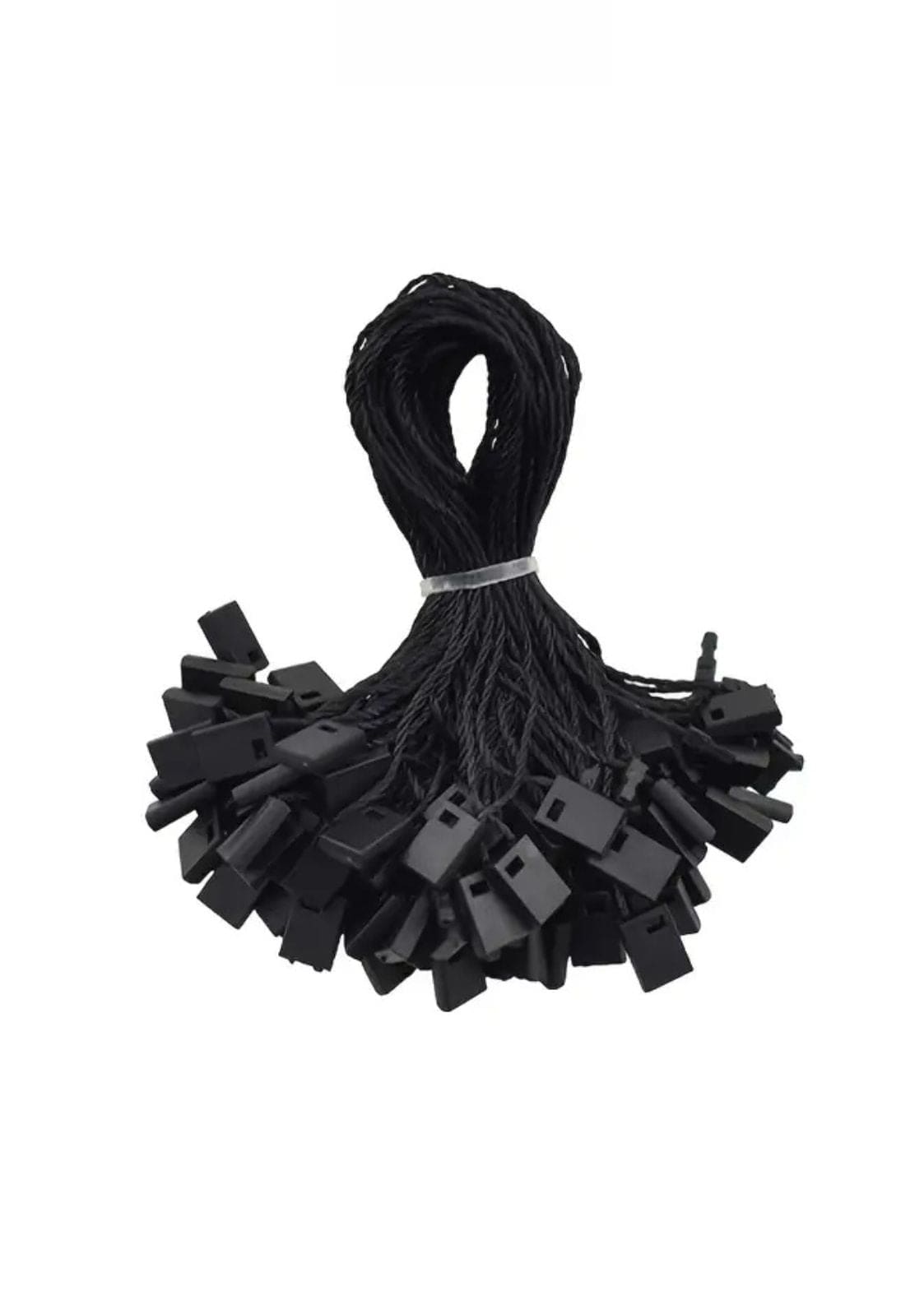 Schwarze Kunststoff-Reißverschlussbinder in rechteckiger Form mit kleinen Einkerbungen an den Enden, ordentlich gebündelt.