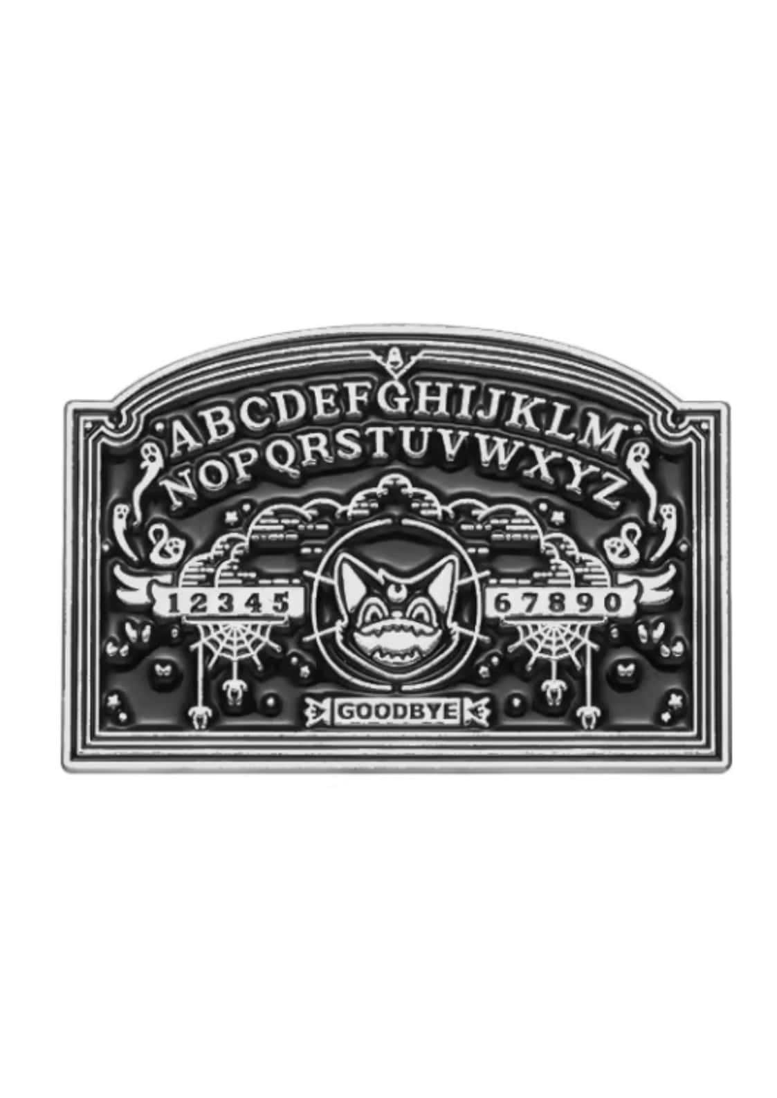 Silberner metall ouija board pin mit gruseligem katzengesicht, geistermotiven und dem wort goodbye im gothischen horrorstil