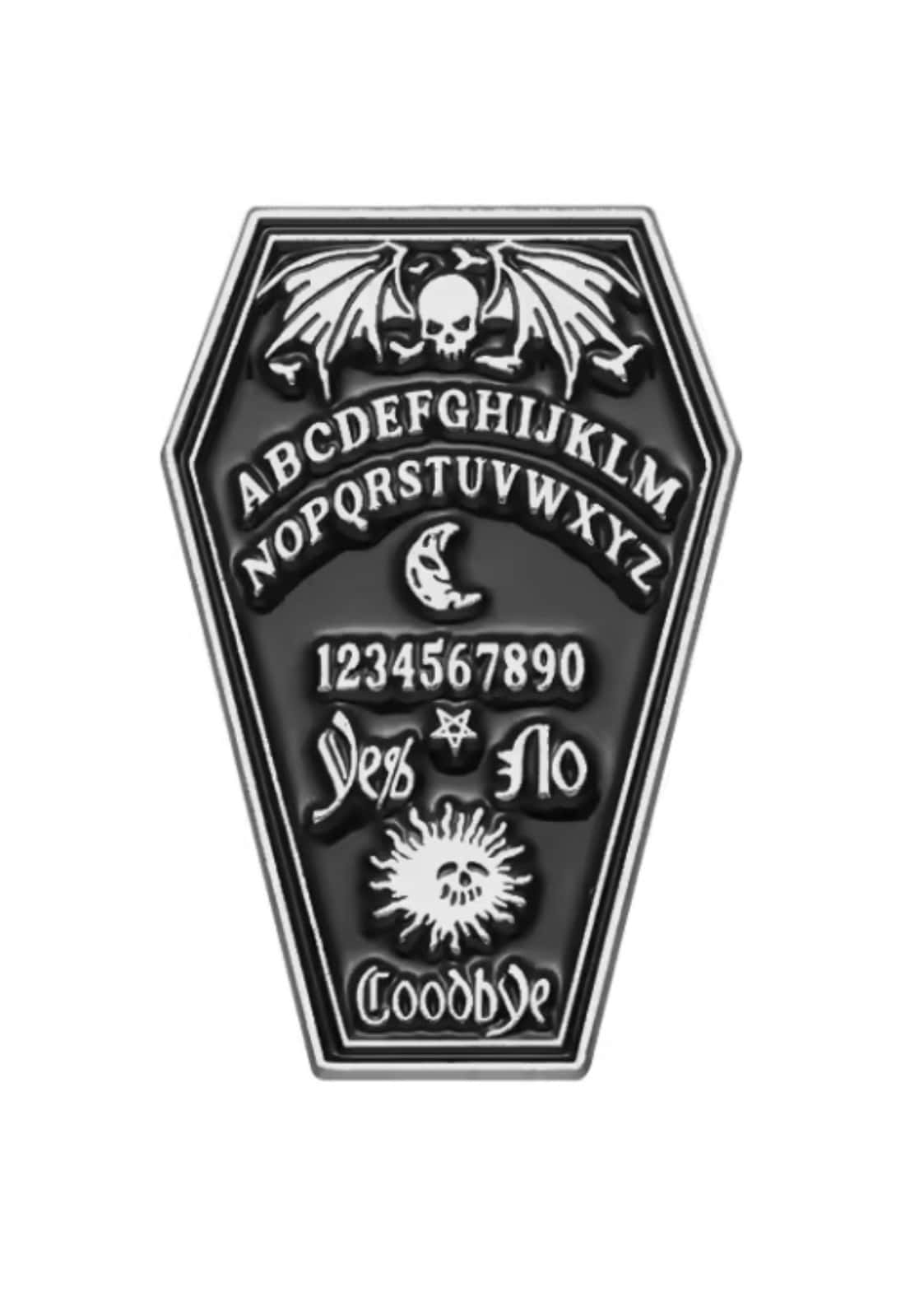Schwarzer und silberner ouija coffin pin in sargform mit eingravierten buchstaben zahlen symbole und schädelmotiven gothic horror