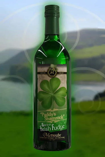 Grünes glasflasche metwabe paddy shamrock magic mead mit vierblättrigem kleeblatt für süßer irish fudge