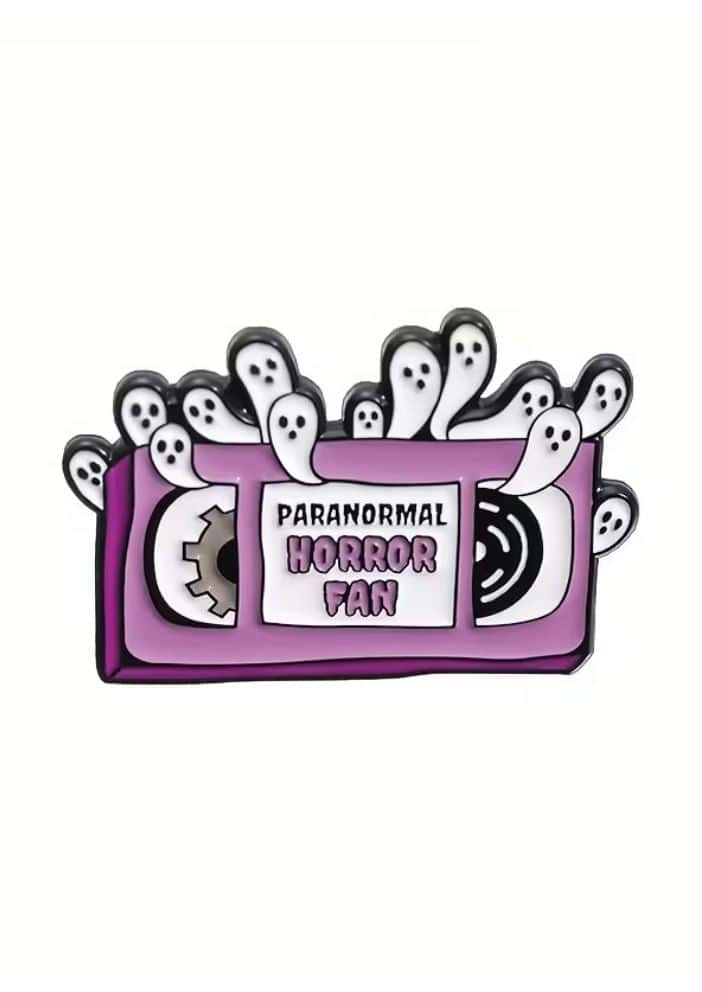 Lila emaillepin in vhs-banddesign mit weißen geisterfiguren und text paranormal horror fan als einfaches accessoire