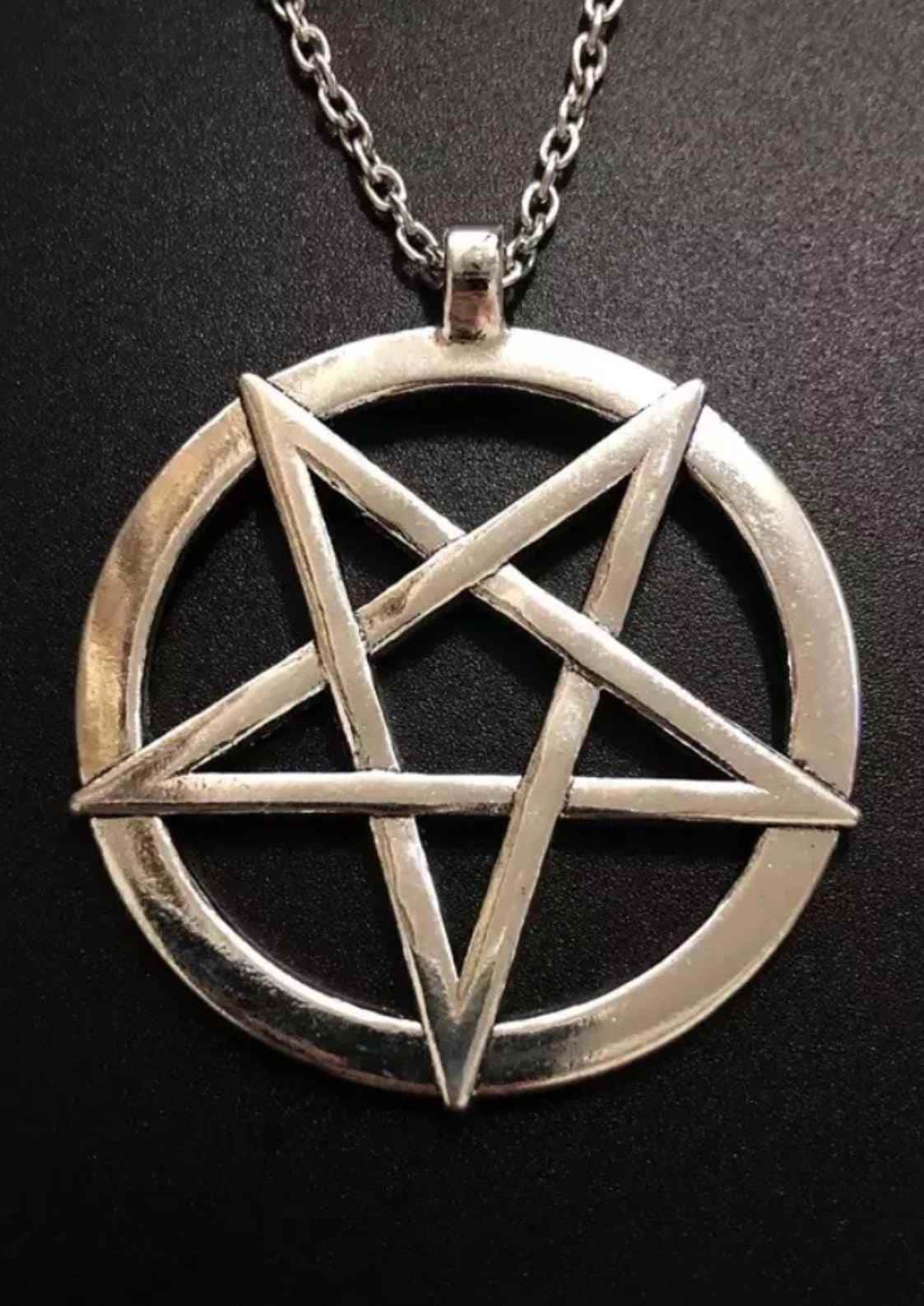 Silberne pentagram big halskette mit gothic design und horror flair auf einer kette