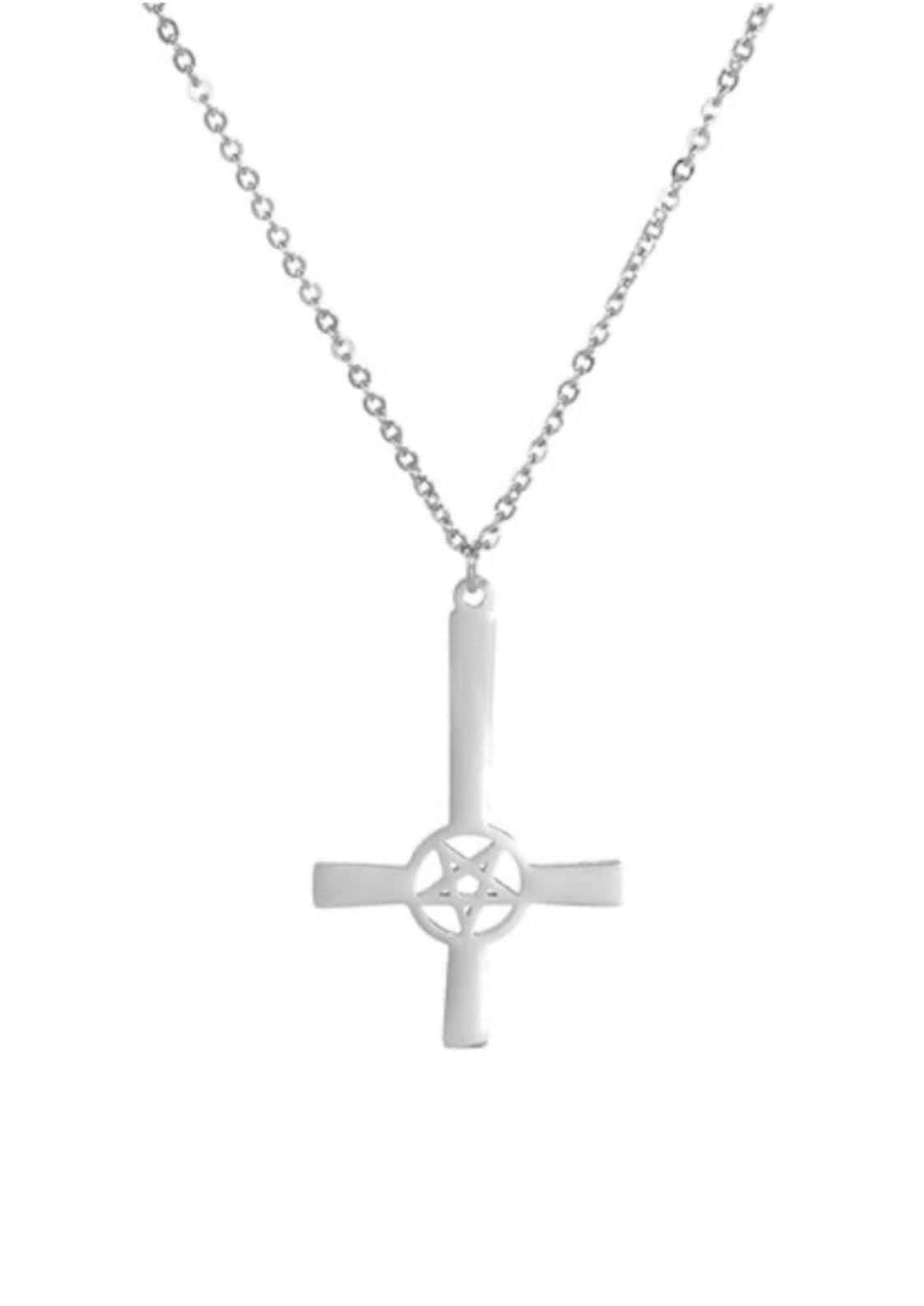 Silberne pentagram kreuz halskette mit umgekehrtem kreuz und pentagramm ausschnitt im gothic horror stil