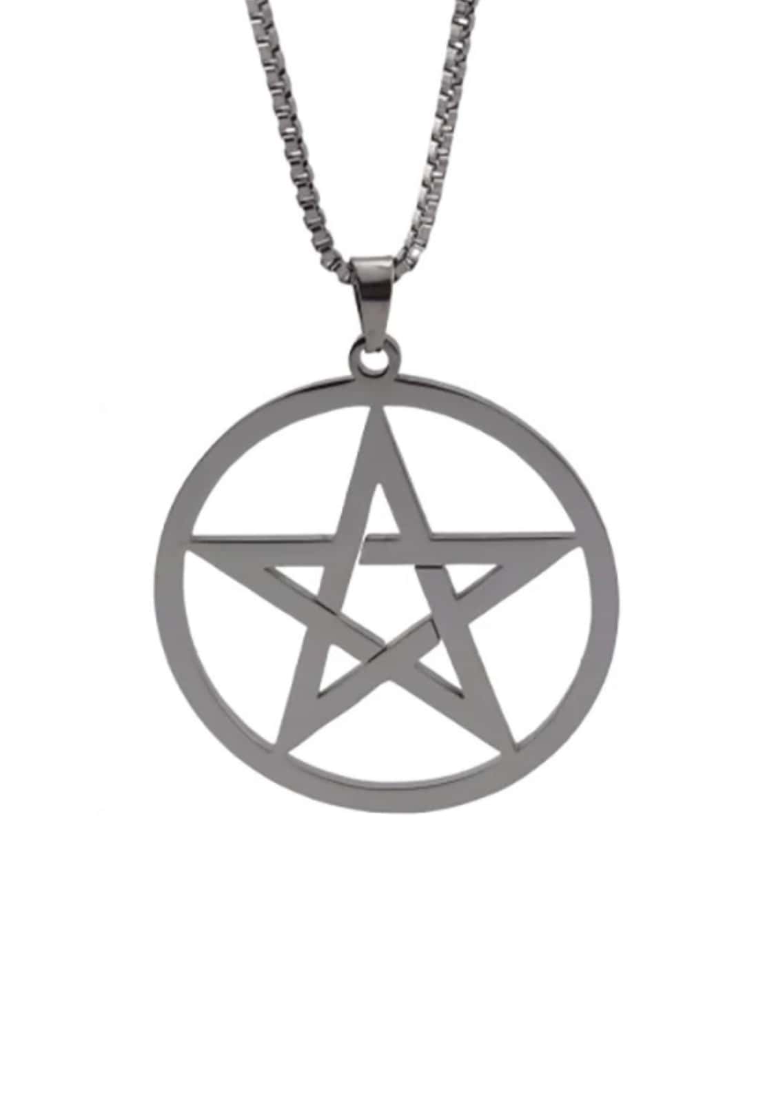 Silberner pentagramm anhänger auf boxkette in pentagram metalics black halskette aus metalics black material