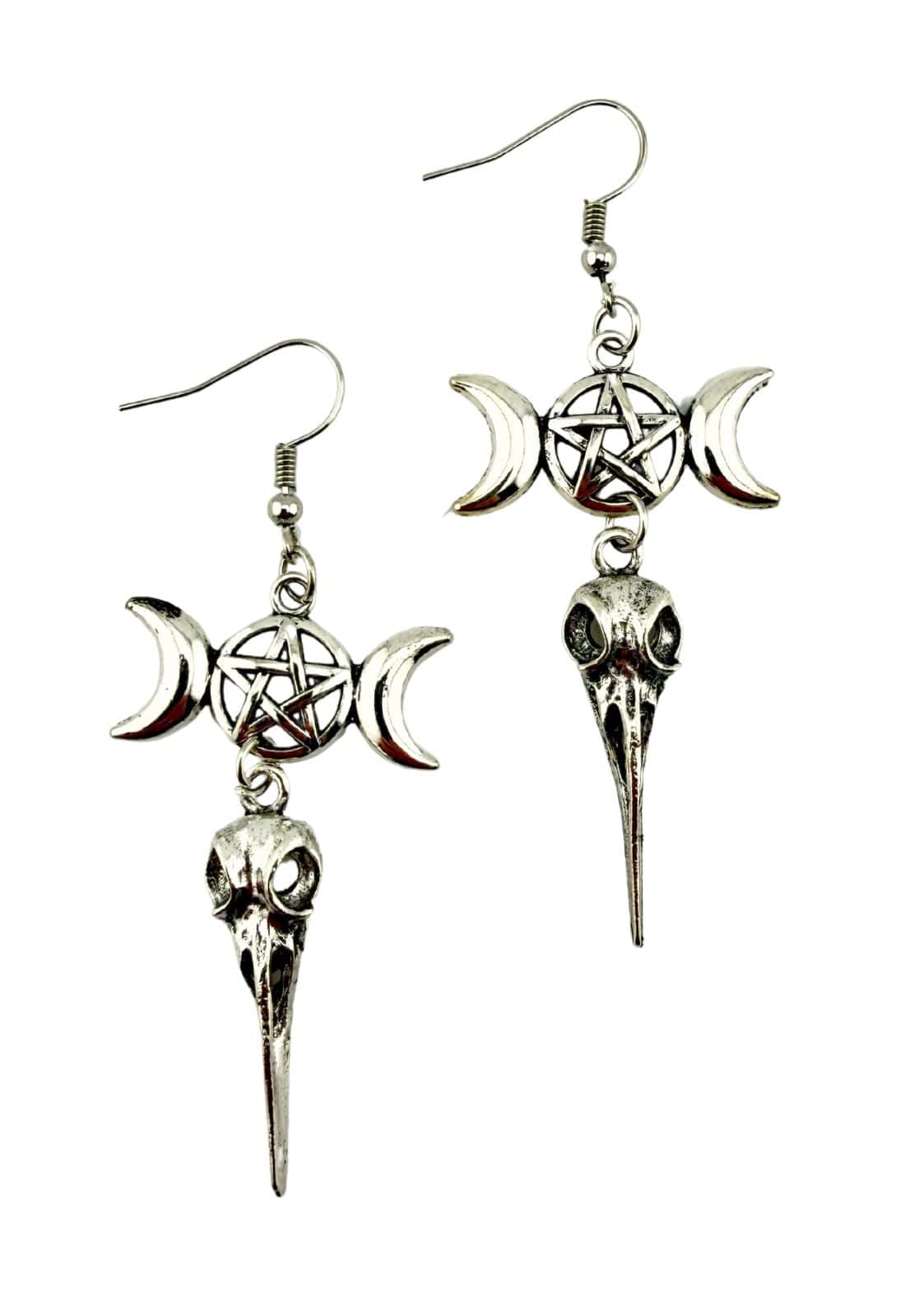 Silberfarbene pentagram moon ohrringe mit dreifachem mond und pentagramm über einem detaillierten vogelkopf aus metall