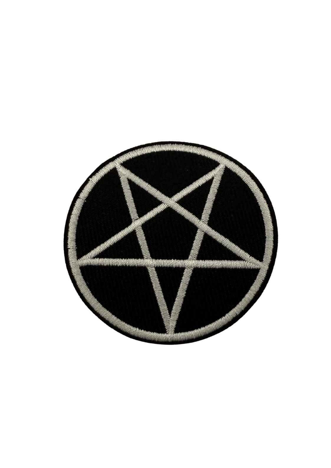 Schwarzer runder Aufnäher mit weißem gesticktem Pentagramm.