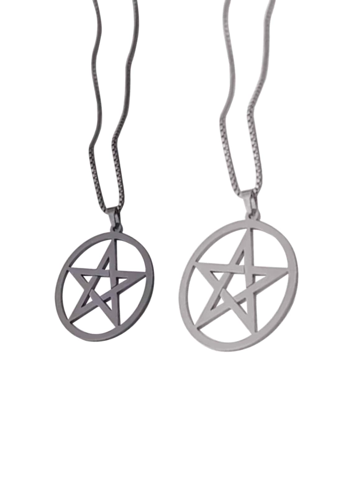 Silberne pentagramm halskette mit kreisförmigem anhänger und kette im gothic horror style